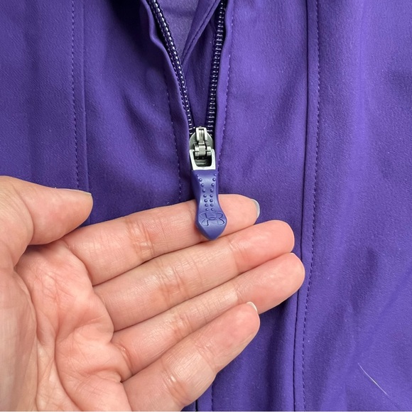 NWOT UNDER ARMOR Full zip - Picture 3 of 5